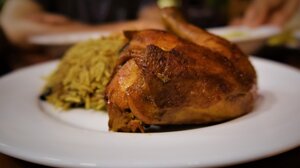 Πλένετε κι εσείς το κοτόπουλο πριν το μαγείρεμα; Μην το ξανακάνετε