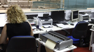 Δημόσιοι υπάλληλοι: Μπόνους έως 2.000 ευρώ με βάση την απόδοση – Ποιοι το δικαιούνται και πότε θα καταβληθεί