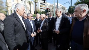 Έξω από τη Βουλή και οι Δήμαρχοι - Ζήτησαν «πόρους και αρμοδιότητες»