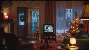 Disney: «Φωτιά» στα social media με το φιλοπαλαιστινιακό καρπουζάκι σε διαφήμιση για τα Χριστούγεννα