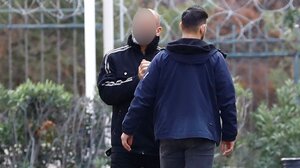 Από τα rave των Οινόφυτων στη δολοφονία της μητέρας του στο Κολωνάκι: Η σκοτεινή διαδρομή ενός μύθου των ’90s