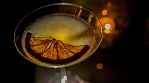 Πέντε γιορτινά cocktails για βραδιές με φίλους στο σπίτι – Οι συνταγές και extra tips