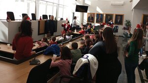 Ρέθυμνο: Κάλαντα στο Δημαρχείο από το Πειραματικό Γυμνάσιο ΠΚ και το 4ο Νηπιαγωγείο