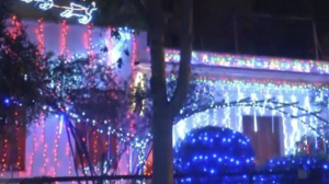 Χαλάνδρι: Εντυπωσιακός χριστουγεννιάτικος στολισμός σε σπίτι με 20.000 λαμπιόνια