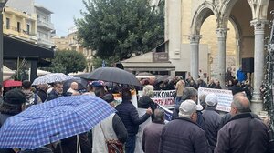 Συγκέντρωση διαμαρτυρίας συνταξιούχων στο κέντρο του Ηρακλείου - video