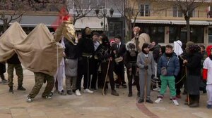 Παραδόσεις δεκαετιών ζωντανές την παραμονή Πρωτοχρονιάς σε όλη την Ελλάδα