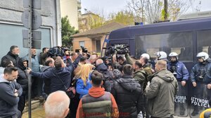 Αγρότες με τρακτέρ έξω από το γραφείο Τσιάρα