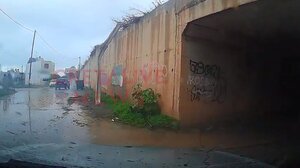 ΙΧ έσπασε τις προστατευτικές μπάρες της εθνικής και βρέθηκε στο κενό - Από θαύμα γλιτώσαμε τα χειρότερα