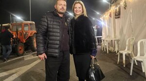 Στο αγροτικό μπλόκο της Νίκαιας η Μαρία Καρυστιανού