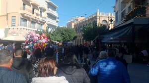 Βόλτες, ψώνια και χαλαρή διάθεση στο κέντρο του Ηρακλείου