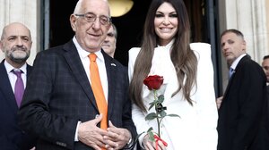 Με ένα κόκκινο τριαντάφυλλο υποδέχτηκε στη Βουλή την Κίμπερλι Γκιλφόιλ ο Νικήτας Κακλαμάνης - Δείτε βίντεο