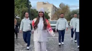 Η Κίμπερλι Γκιλφοιλ τρέχει με την Ολυμπιακή Φλόγα των Χειμερινών Ολυμπιακών Αγώνων