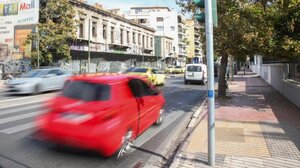 Η κίνηση «ροκανίζει» χρόνο και χρήμα: 1.000 ευρώ τον χρόνο χάνουν οι οδηγοί στην Αθήνα