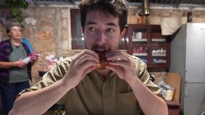 Καναδός youtuber πήγε σε ρακοκάζανο στα Χανιά και ξετρελάθηκε με το αντικρυστό!