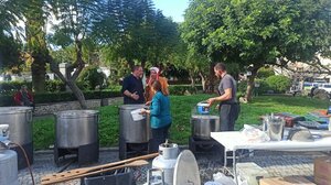 Ρέθυμνο: Κτηνοτρόφοι έστησαν στην πλατεία καζάνια για βραστό κρέας- Φωτογραφίες