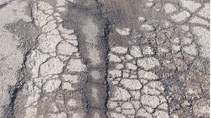 "Κακή ασφαλτόστρωση και λακκούβες απειλούν καθημερινά οδηγούς και πεζούς"