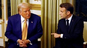 O Τραμπ χλεύασε δημόσια τον Μακρόν - "Θα κάνω ό,τι θέλεις, κύριε, μου έλεγε και κλαψούριζε"