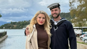 Ελένη Μενεγάκη: Συγκινημένη στην ορκωμοσία του γιου της στο Ναυτικό 