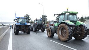 Λαμία: Αγρότες έκλεισαν με τα τρακτέρ τους την Εθνική Οδό στο ύψος της Θήβας