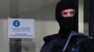 ΟΠΕΚΕΠΕ: ελεύθερη η δικηγόρος με μοναδικό όρο την απαγόρευση εξόδου από τη χώρα