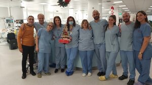 Ευχές και κεράσματα στους υγειονομικούς του ΠΑΓΝΗ από το σωματείο εργαζομένων