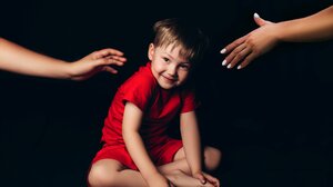 «Πες ευχαριστώ, χαιρέτα κι εσύ»: Μήπως πιέζουμε τα παιδιά να είναι ευγενικά με το ζόρι;