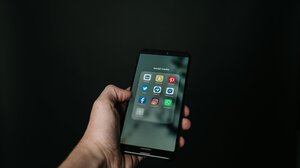 Η Ευρωπαϊκή Επιτροπή επιβάλλει πρόστιμο στην πλατφόρμα «X» ύψους 120 εκατ. ευρώ 