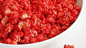 Κόκκινα χριστουγεννιάτικα ποπ κορν – Η συνταγή για το πιο γιορτινό σνακ