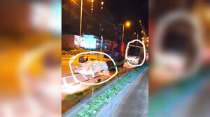 ΒΟΑΚ: Αποκολλήθηκε πίσω πόρτα μεγάλου οχήματος κι έπεσε στο δρόμο - Βίντεο