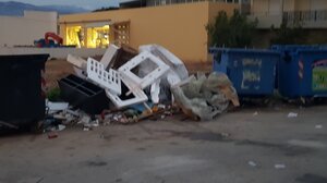 Οι κάδοι απορριμμάτων αδειάζουν, αλλά τα σκουπίδια στο δρόμο γίνονται... βουνό!