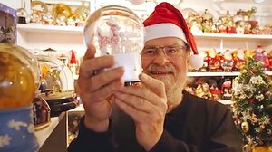 Ρεκόρ Γκίνες για τη μεγαλύτερη συλλογή snow globe στον κόσμο
