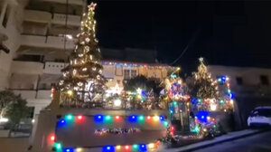 Στη Δεξαμενή Καβάλας σπίτι μοιάζει με... χριστουγεννιάτικο χωριό - Δείτε βίντεο