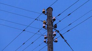 Ηράκλειο: τηλεφωνούσαν επί μέρες για τους σπινθήρες στον στύλο της ΔΕΗ, έγινε έκρηξη και τώρα τουρτουρίζουν στο κρύο 