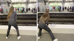 Επιβάτες σε σταθμό παίζουν τένις περιμένοντας τα τρένα τους