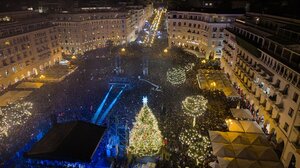 "Πλημμύρισε" η Πλατεία Αριστοτέλους για την φωταγώγηση του χριστουγεννιάτικου δέντρου