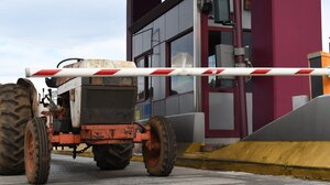 Οι αγρότες ανοίγουν διόδια για να διευκολύνουν τους ταξιδιώτες ενόψει των γιορτών