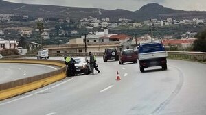 Έχασε τον έλεγχο κι έπεσε πάνω στο διαχωριστικό στηθαίο!