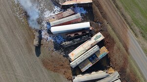 Συναγερμός στο Κεντάκι για εκτροχιασμό τρένου που μετέφερε χημικά