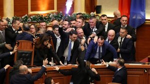 Χαμός στο κοινοβούλιο της Αλβανίας: Βουλευτές συγκρούστηκαν με αστυνομικούς, πέταξαν νερό στον πρόεδρο