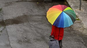 Καιρός: Ισχυροί νοτιάδες και έντονες βροχές, υψηλές θερμοκρασίες έως την Τετάρτη