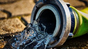 Ανάληψη Χερσονήσου: Μεγάλη κινητοποίηση για τη φωτιά σε εργοτάξιο ξενοδοχείου