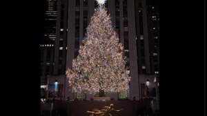Νέα Υόρκη: Μαγική η φωταγώγηση του πιο διάσημου χριστουγεννιάτικου δέντρου