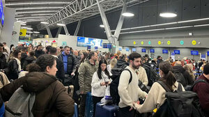 Καθυστερήσεις και τεράστιες ουρές επιβατών στο αεροδρόμιο «Μακεδονία»