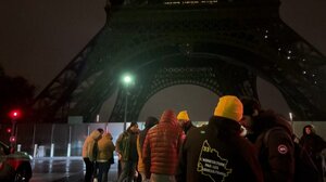 Παρίσι: Στον Πύργο του Άιφελ με τρακτέρ οι Γάλλοι αγρότες