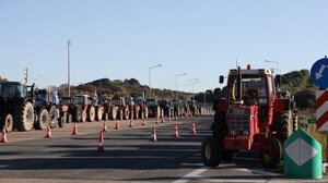 Κλιμακώνουν με αποκλεισμούς παραδρόμων οι αγρότες - Τι επισημαίνει η ΕΛ.ΑΣ για την επιστροφή των εκδρομέων
