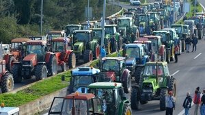 Παραμένουν στο μπλόκο της Νίκαιας οι αγρότες και κλιμακώνουν τις κινητοποιήσεις