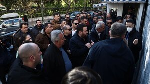 Έφτασαν στο Μέγαρο Μαξίμου οι αγρότες για τη συνάντηση με τον Μητσοτάκη