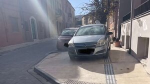 Τα νέα μεγάλα πεζοδρόμια έγιναν... απίθανο πάρκινγκ