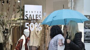 Ηράκλειο: Υπό βροχή η πρεμιέρα των χειμερινών εκπτώσεων - Φωτογραφίες