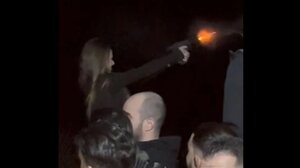 Έρευνα της ΕΛΑΣ για βίντεο που καταγράφει γυναίκα αστυνομικό να πυροβολεί σε γλέντι